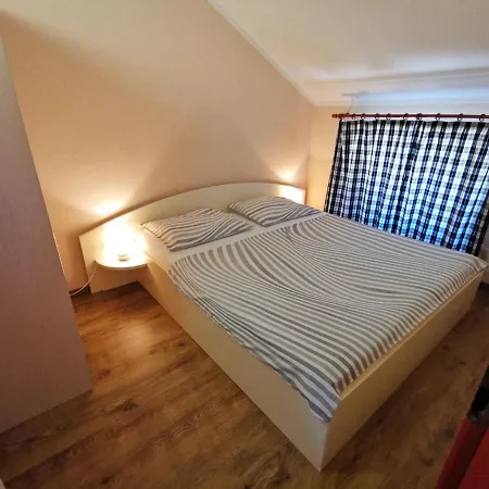 Ljubica Dole 41 Pax Apartman *