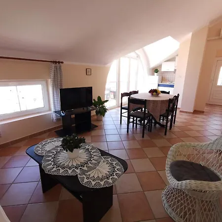 Ljubica Dole 41 Pax Apartman *